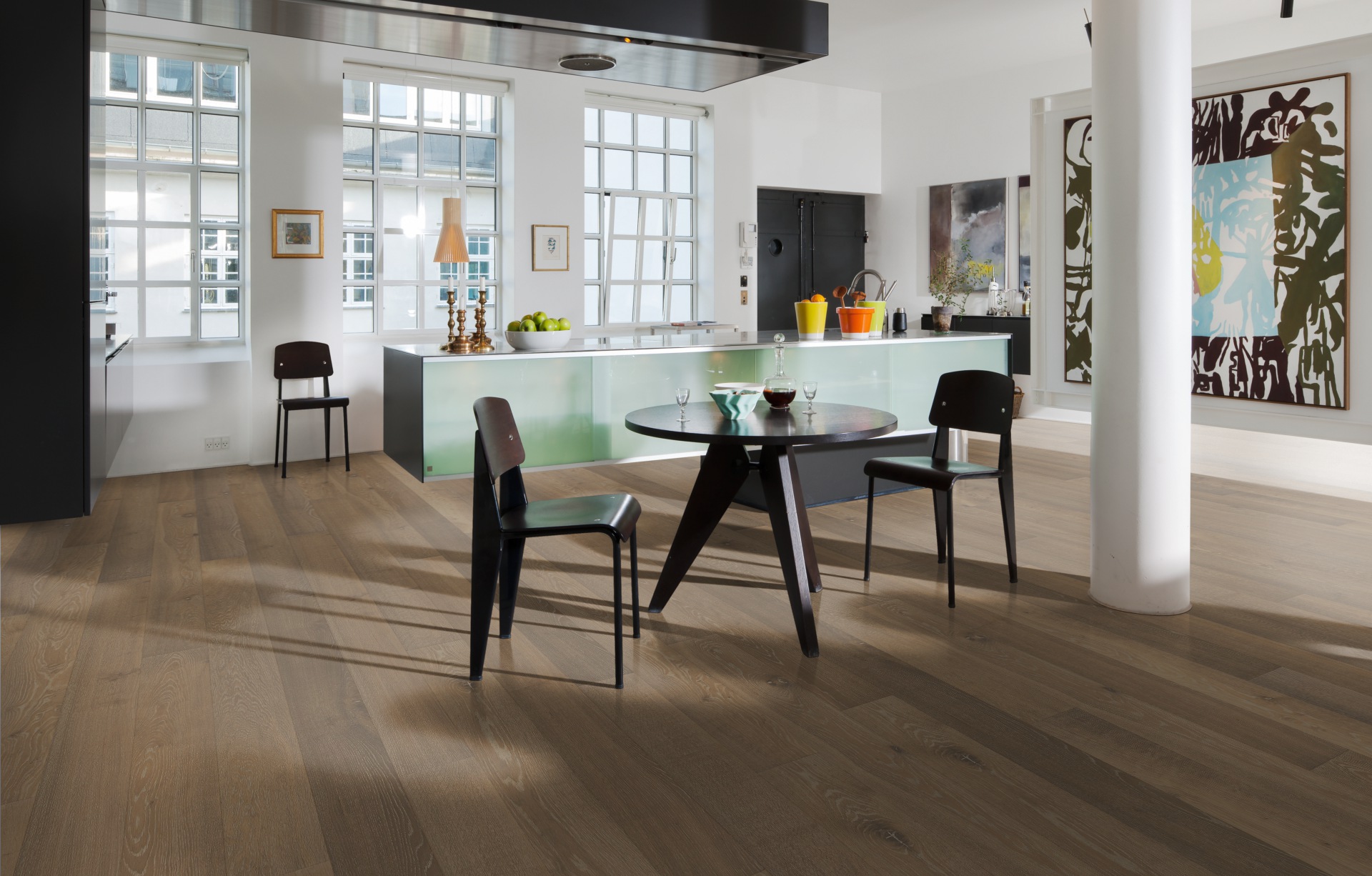 Паркетная доска Kahrs Новая классика Дуб Титан Nouveau Greige 151N8AEKGGKW220 Lively 2266×187×15 фото в интерьере